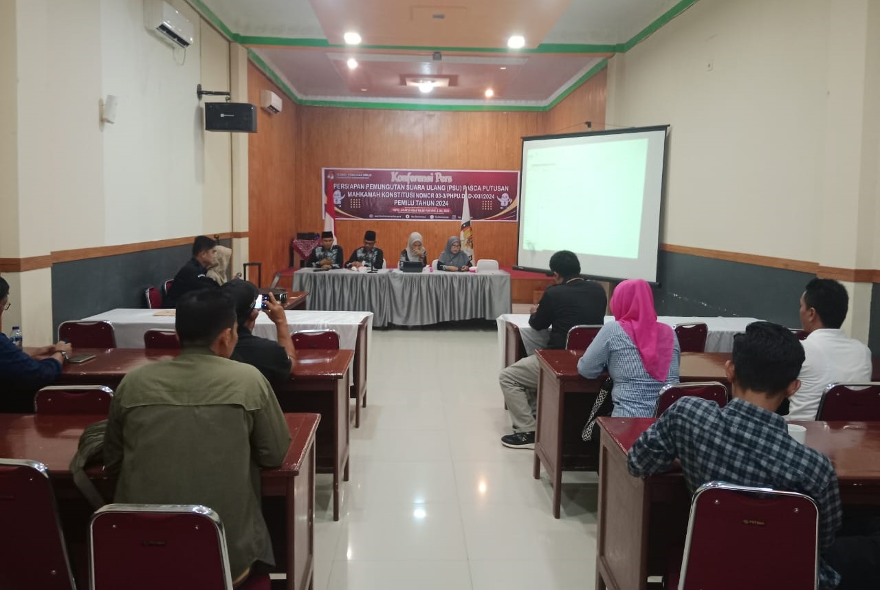 Suasana Konferensi Pers KPUD Dharmasraya terkait  persiapan Pelaksanaan PSU Anggota DPD Provinsi Sumatera Batat